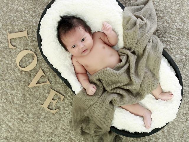 Красивый малыш с надписью любовь