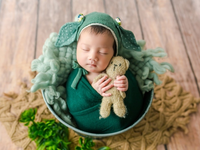 Красивый костюм на новорожденном ребенке