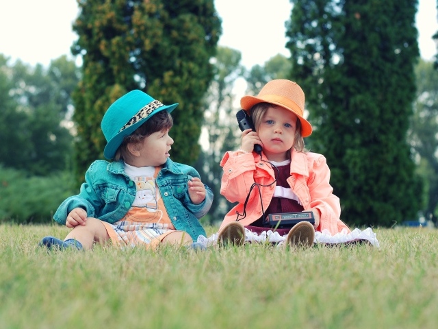 Мальчик и девочка играют на поляне