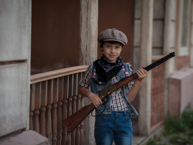 Мальчик охотник с ружьем в руках