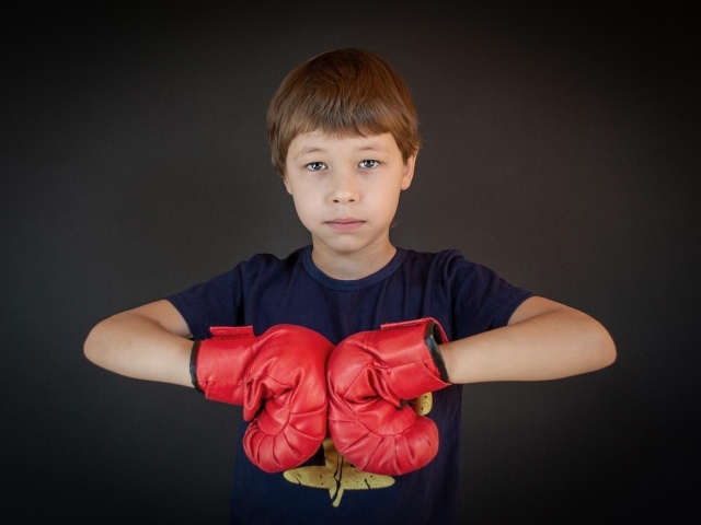 Мальчик в красных боксерских перчатках