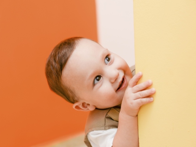 Любопытный маленький ребенок