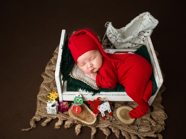 Милый ребенок в красном костюме