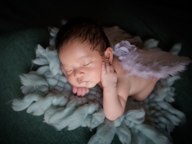 Милый новорожденный малыш с крыльями ангела 