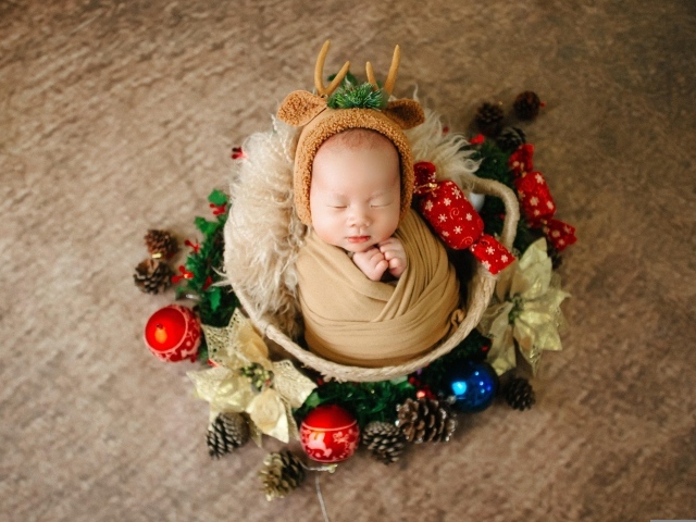 Милый спящий новорожденный малыш с игрушками