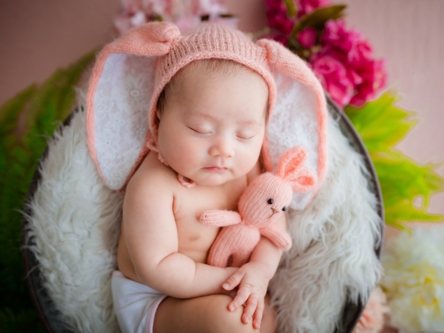 Забавный спящий ребенок обнимает игрушку