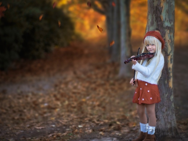 Девочка со скрипкой в парке