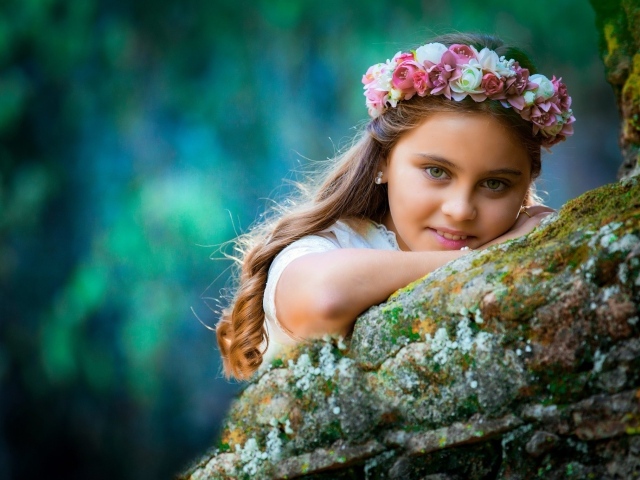 Девочка с венком на голове в саду