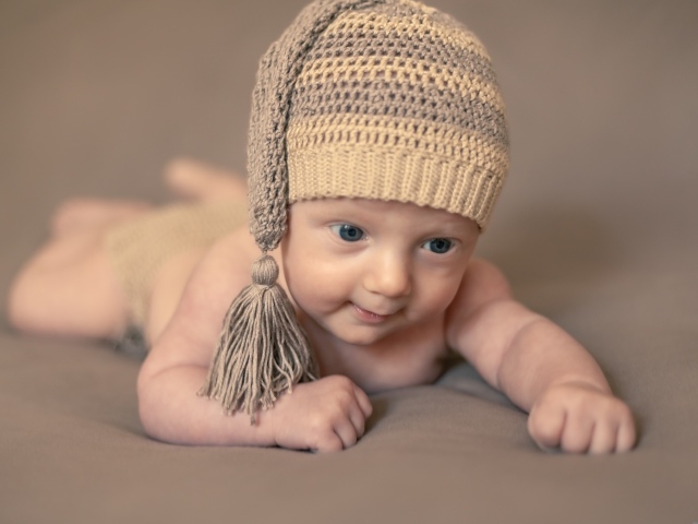 Маленький ребенок в вязаной шапке 