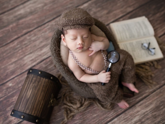 Маленький сыщик с сундуком и книгой