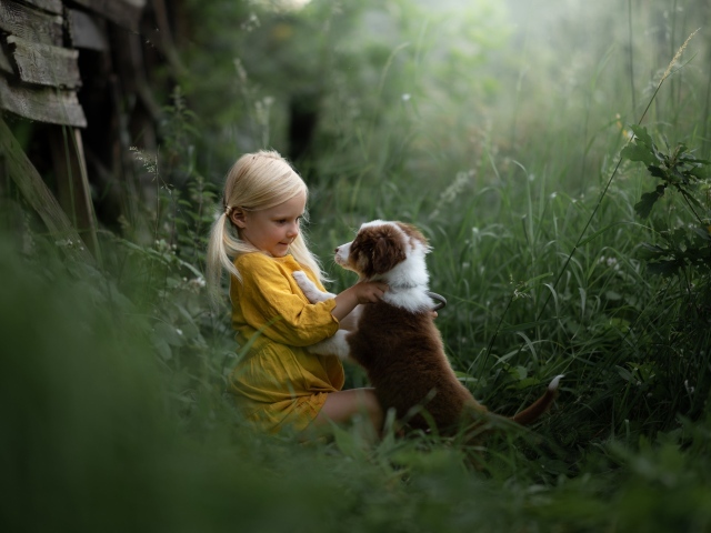 Маленькая девочка дружит со щенком