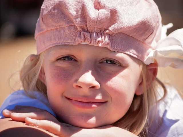 Маленькая девочка в розовой шапке