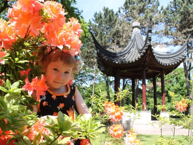 Маленькая девочка в цветах