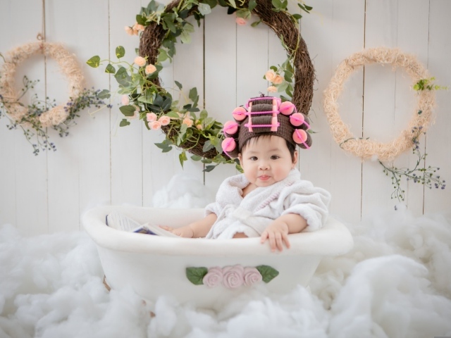 Маленькая девочка сидит в ванной