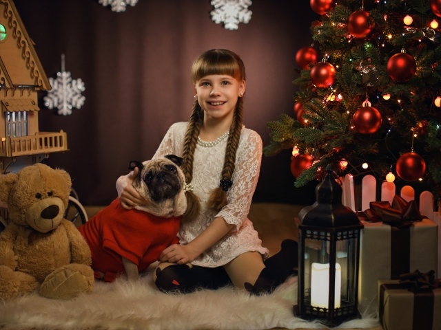 Маленькая девочка с собакой на новый год
