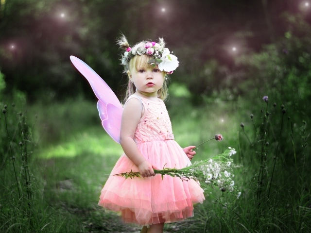 Маленькая девочка с цветами в розовом платье феи