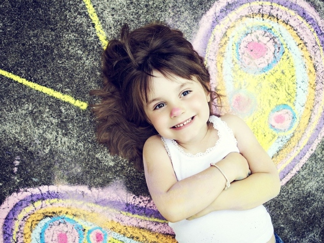 Маленькая девочка с нарисованными крыльями