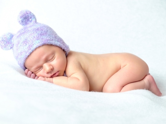 Маленький новорожденный ребенок в шапке