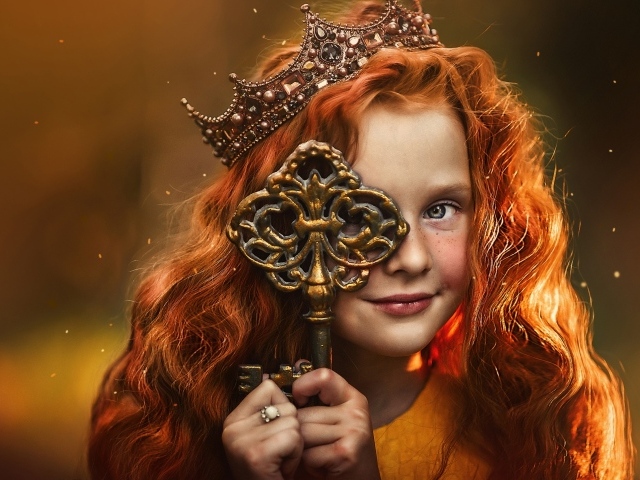 Рыжеволосая девочка с большим ключом