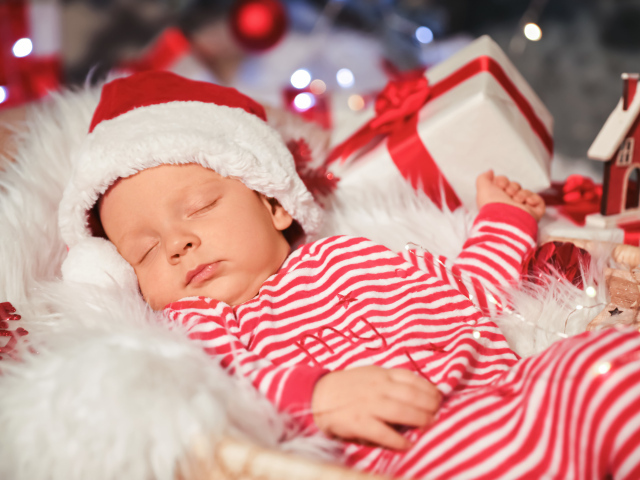 Спящий младенец в новогоднем костюме