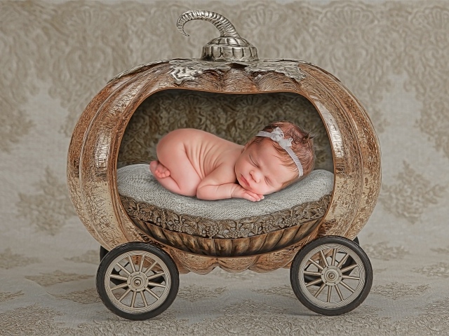 Спящий ребенок в игрушечной карете