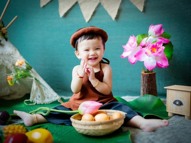 Улыбающийся мальчик с цветами 