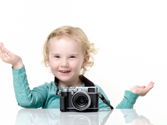 Улыбающаяся девочка с фотоаппаратом 