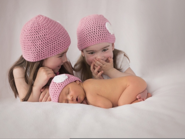 Три маленькие девочки в вязаных шапках