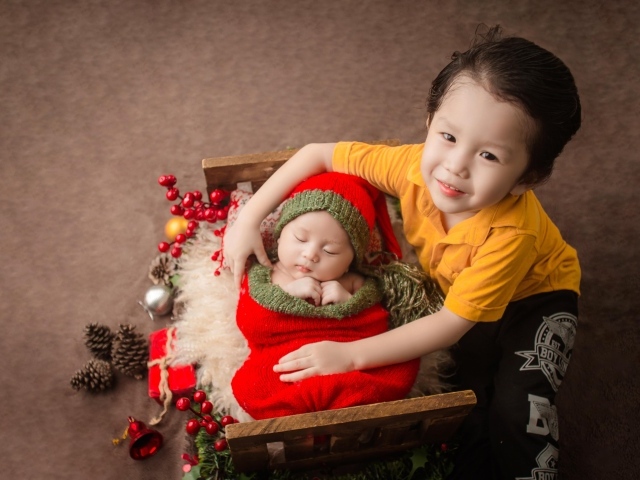 Два маленьких брата на фотосессии