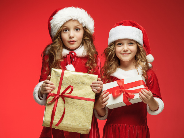 Две маленькие девочки с подарками на Рождество