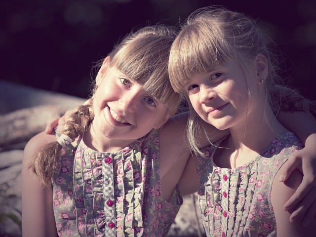 Две маленькие девочки сестры