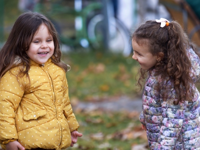 Две маленькие улыбающиеся девочки