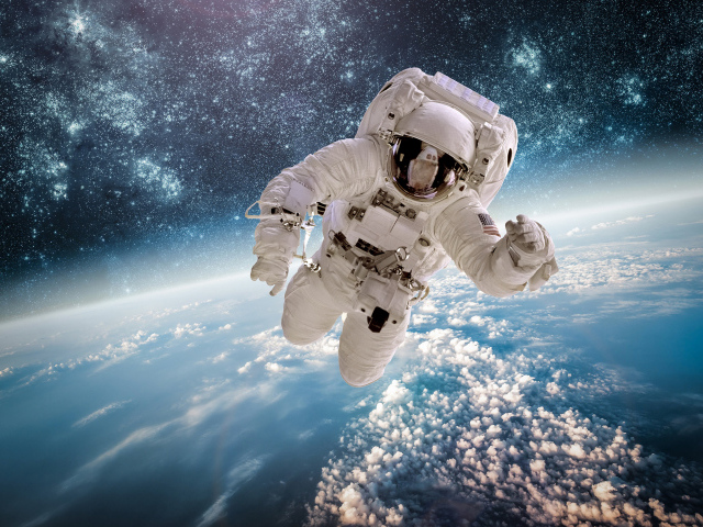 Астронавт летит над планетой земля в космосе