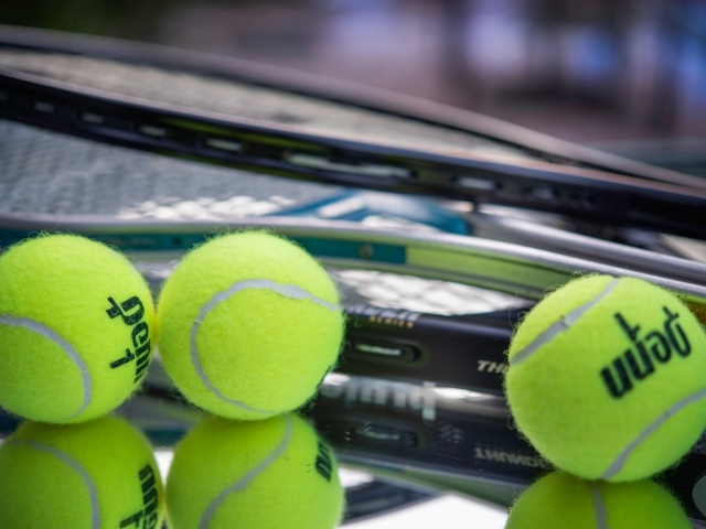 Три теннисных мячика с ракетками