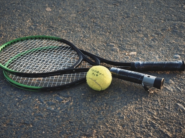 Две теннисные ракетки и мяч