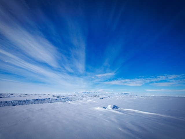 Красивое голубое небо над покрытой снегом равниной