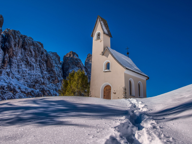Старая церковь в горах в снегу