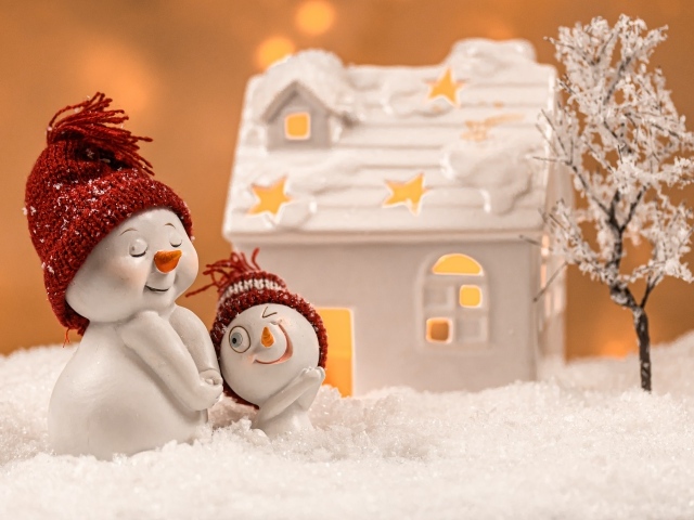 Игрушечные снеговики с домиком на снегу