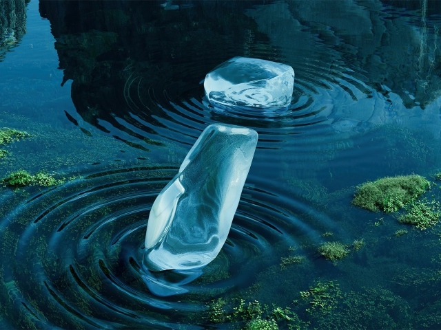 Две груды льда лежат в воде