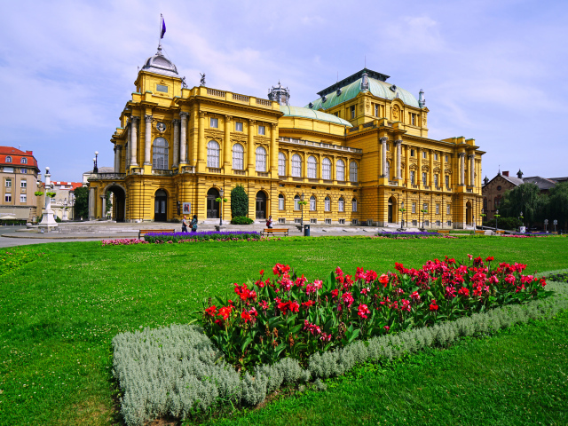Красивый Хорватский национальный театр