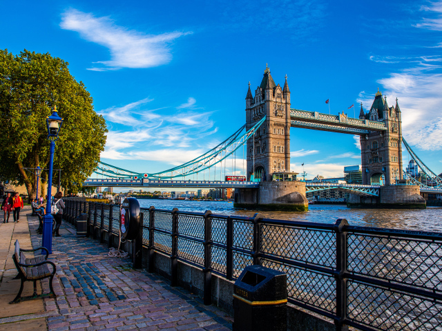 Красивый Тауэрский мост на фоне голубого неба, Лондон