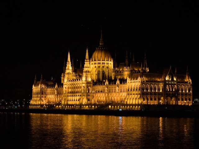 Красивое здание Венгерского парламента ночью