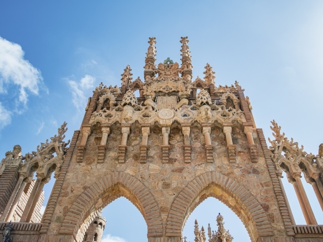 Красивая старинная арка у входа в храм