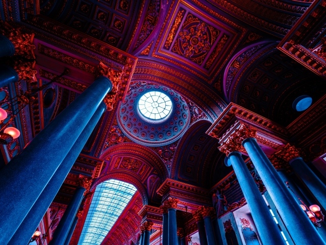 Колонны и красивый потолок храма