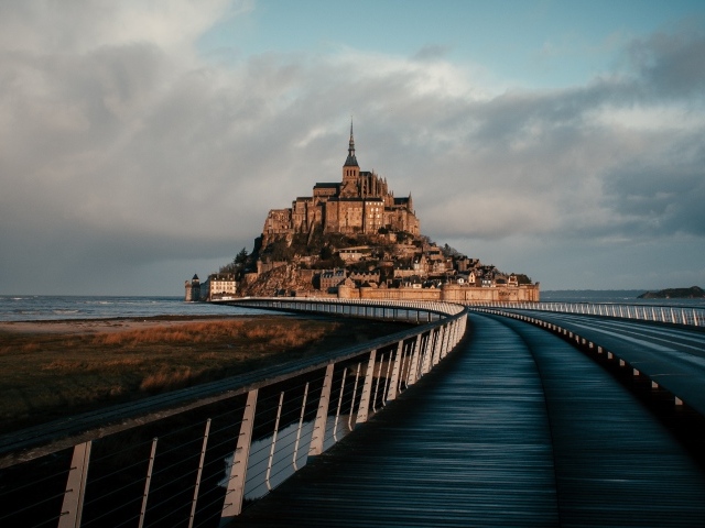 Замок Мон Сен Мишель в море 