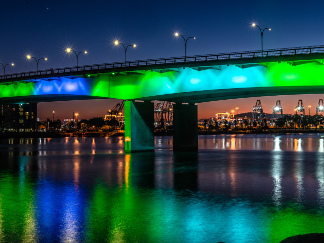 Мосты-близнецы Квинсуэй с красивой подсветкой ночью