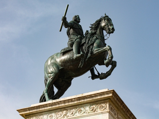 Статуя всадник на коне крупным планом