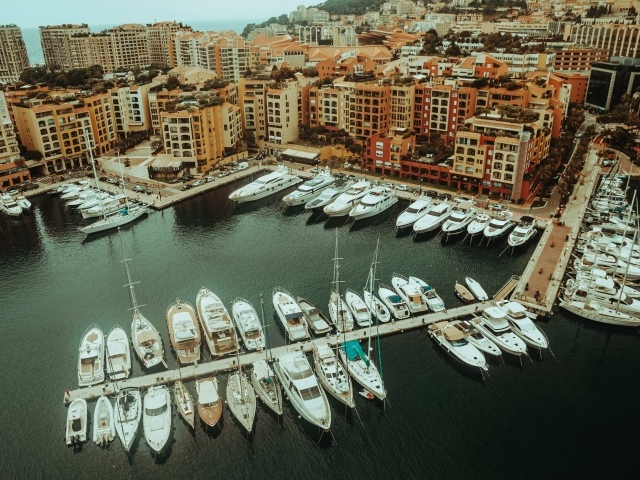 Вид на дома и лодки на причале, Монако