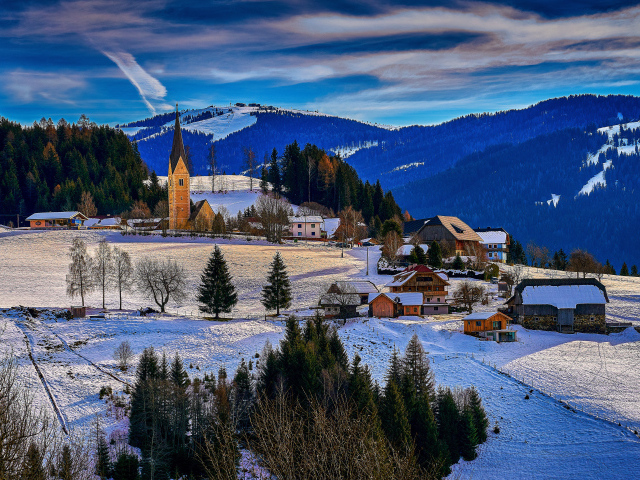 Спокойный зимний город в горах, Австрия