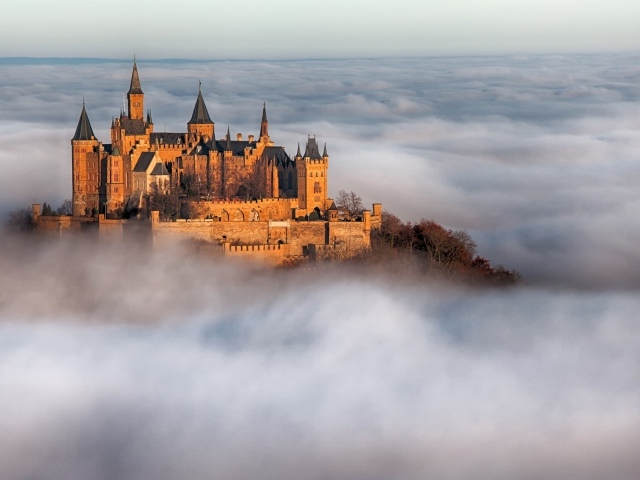 Замок Гогенцоллерн в тумане, Германия